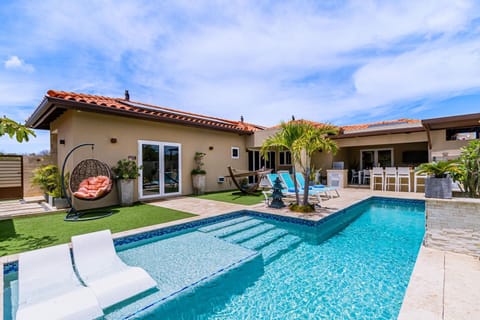 Luxury & New ~ 5*Location ~ Pool ~ Outdoor Kitchen (11114)