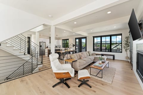 Great Room w Lake Views