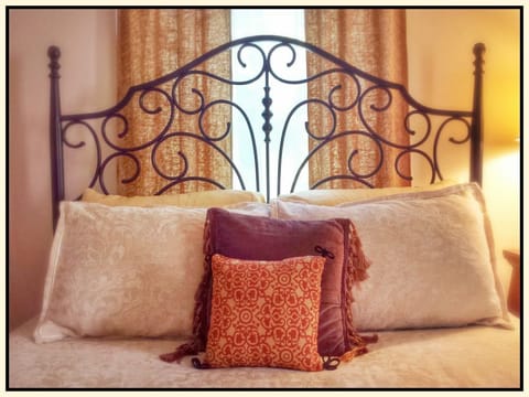 Queen size bed in 2nd Bedroom