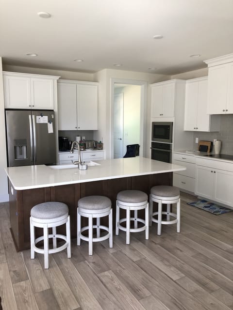 Spacious kitchen, fully equipped, counter seating for four