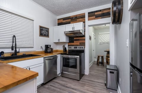 Kitchen
Fully stocked with all your main cooking needs
