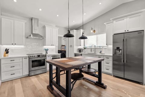 Gorgeous and open kitchen.