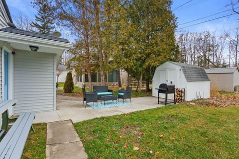 Great backyard for you to enjoy time with friends and family