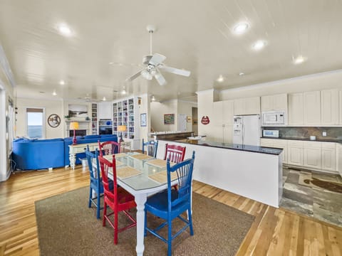 Table and bar seating for all guests (12), just next to the kitchen