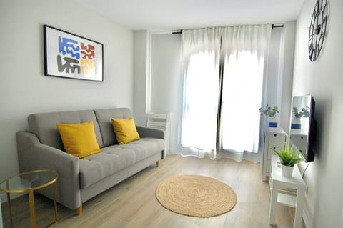 Salón comedor con gran ventanal por el que entra mucha luz natural / Living room with a large lookout window which lets plenty of sunlight in.