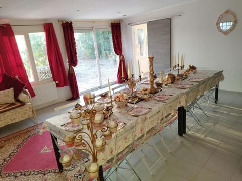 Dining Table/Event Room with Kitchen door access