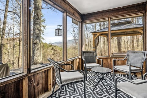 Grassy Paradise's cozy living area