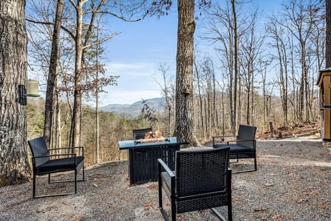 Grassy Paradise's crackling firepit overlooking mountain views