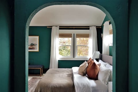 Master Bedroom- King-Size Bed with Ensuite Bathroom, Smart TV, Workspace (Desk + Chair)