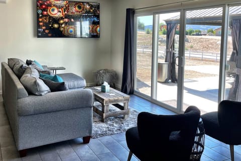 Amazing 75" Smart TV and Gorgeous Views from Hideaway Studio at Chick-Ranch