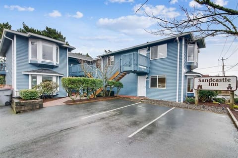 Parking Lot at Sandcastle Inn