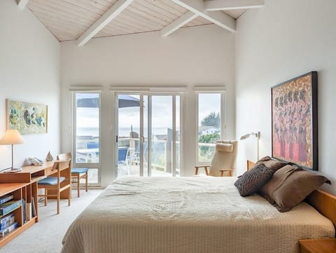 queen bedroom