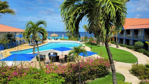 Drift between pool and spa with plenty of space to lounge.
