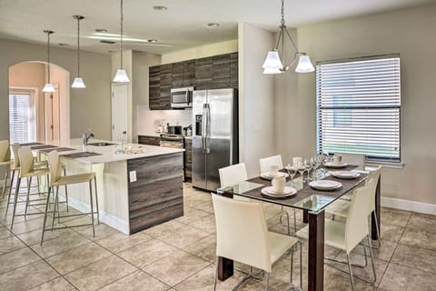 Dining Area | Dishware/Flatware Provided