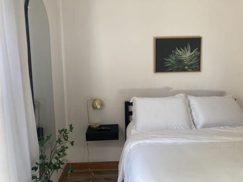 Queen bed. Unbelievably comfy mattress. 75 in TV.