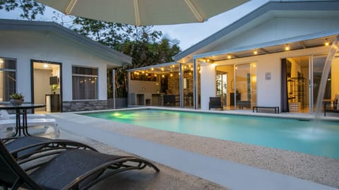 Great 4 bedroom and 3 full bathroom villa just 2 blocks from downtown