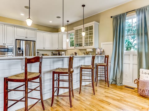 Grab a quick bite at the breakfast bar.