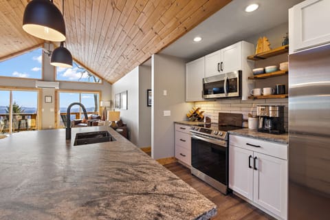 Basin Sink in the Spacious Kitchen Island
