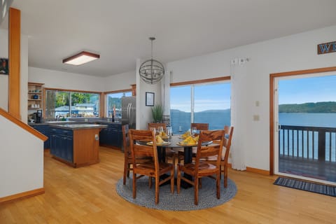 The dining table comfortably seats six guests, making it perfect for shared meals and gatherings. A high chair is also provided for our littlest guests, ensuring everyone has a seat at the table.