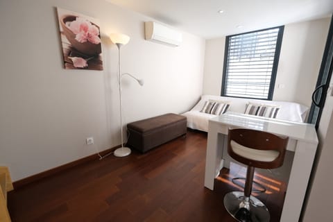 Vacation rental SAINT-RÉMY-DE-PROVENCE Alpilles, Comfortable apartment for rent office for 2 people. Online reservation with Plaisirs & Maisons de Provence