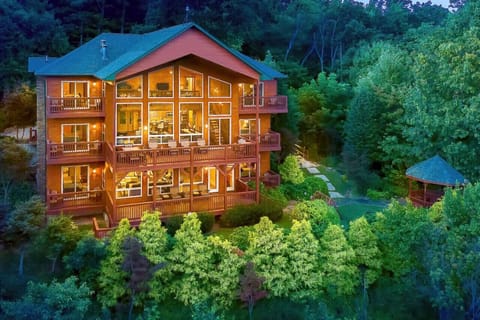 LeConte Estate: Luxe estate on 1.6 acres. 7 ensuite bedrooms. Game room. Outdoor areas including a fire pit, gazebo, pond, creek, swings and horseshoes game. Breathtaking views of the Smokies and just 14 minutes to the Park entrance.