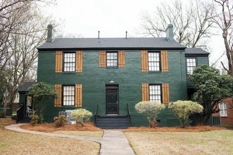 Built 1942... Renovated 2022

Welcome to our home!