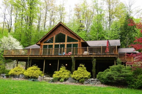 Your perfect up north getaway! Enjoy Suttons Bay from this secluded, private location. Just minutes from downtown Traverse City, Leland, and Northport. An amazing launching pad for all your up north adventures!
