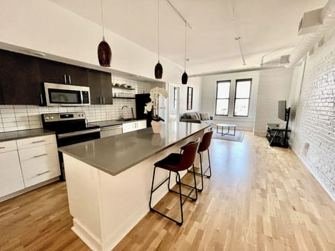 Living room and kitchen in 401
