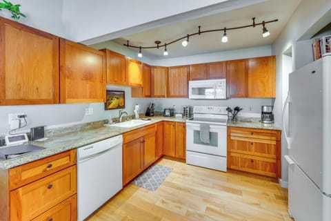 Kitchen | Cooking Basics | Coffee Maker | Paper Towels/Trash Bags Provided