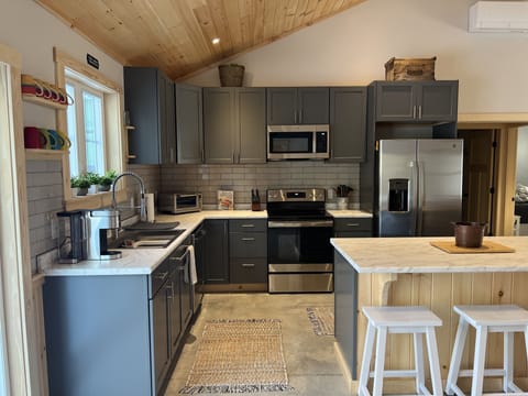 Kitchen-Island seats 3