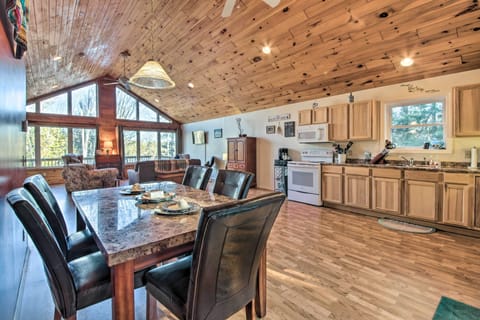 Dining Area | Dishware/Flatware Provided