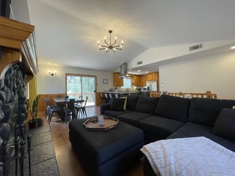 Great room w/ 75” TV