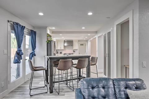 Dining Area | 6-Person Dining Table