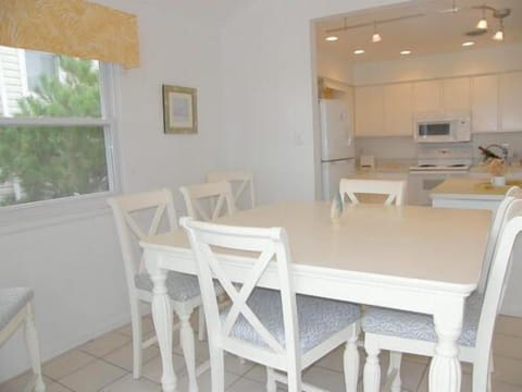 Dining Area & Kitchen