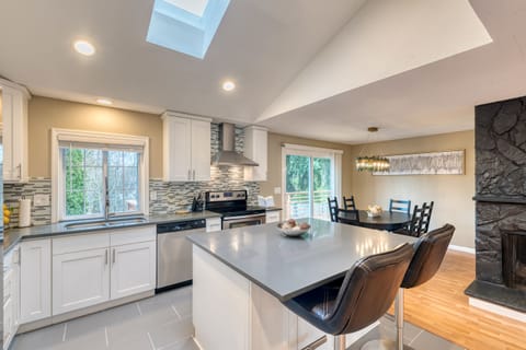 Kitchen island to enjoy your breakfast and coffee in the morning