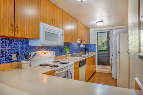 Lauloa 312 Kitchen