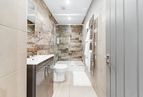 Luxury Regina  Lodge  Bradford - Bathroom-Toilet