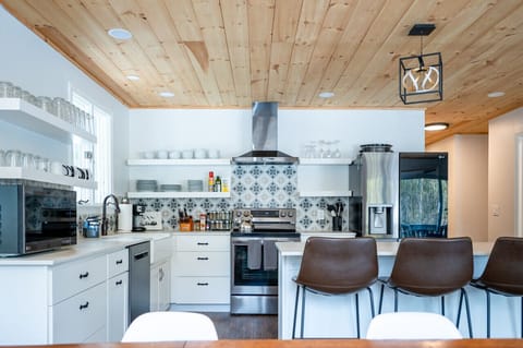 Step into our modern kitchen adorned with a touch of white, blending contemporary style with timeless elegance for a culinary experience that`s as visually pleasing as it is functional.