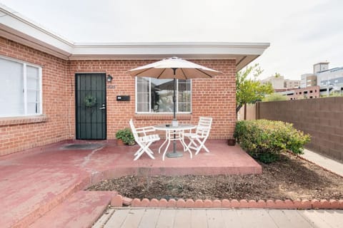 - Escape to a serene outdoor patio of the apartment in Tucson- Dine under the stars in a charming outdoor setting, perfect for enjoying meals with loved ones- Take in breathtaking cityscape views from the comfort of your private patio oasis