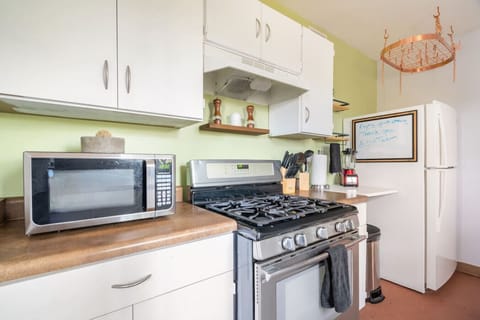 - Experience the convenience of a modern kitchen of the apartment in Tucson- Discover sleek, contemporary design elements that elevate the aesthetic appeal of our kitchen- Cook amidst natural light that brightens our well-appointed kitchen