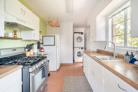 - Discover a state-of-the-art and modern design kitchen of the apartment in Tucson- Embrace your inner chef in a fully equipped kitchen featuring high-end appliances and plenty of counter space- Appreciate the luxurious finishes and craftsmanship