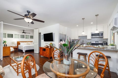 Light and bright living area. Well furnished for a relaxing vacation
