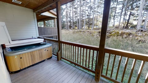 Balcony, Tub, Hot Tub, Porch, House