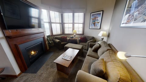 Living Room, Furniture, Indoors, Couch, Screen
