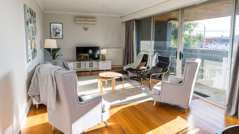 Large lounge room with access to balcony.
Netflix and wifi