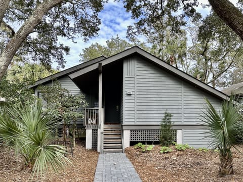 Lovely 2 bedroom Oceanwoods Cottage that is just a block from the beach.
