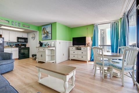 Dining Area | Dishware Provided