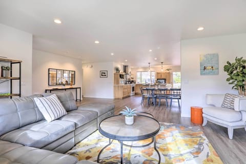 Living Room | Central A/C & Heating | Smart TVs w/ Cable | Free WiFi