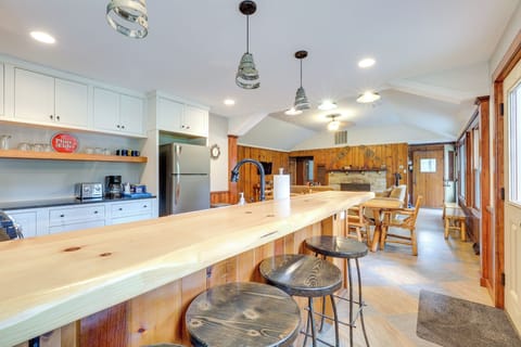 Kitchen | Breakfast Bar