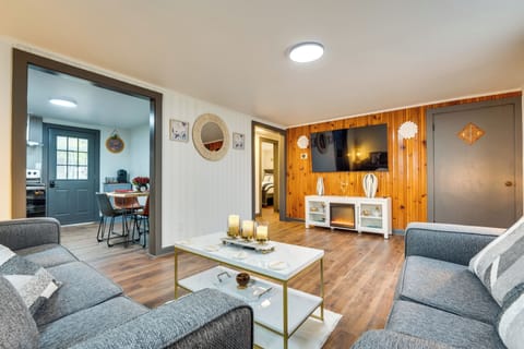 Living Room | 1-Story House | Step-Free Access | Self Check-In